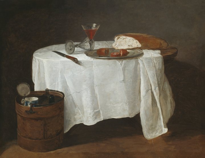 Pintura de uma mesa coberta por uma toalha branca: um copo de vinho tinto, outro copo caído, uma faca, uma travessa de metal com salsichas e um pão; ao lado, um balde de madeira para resfriar garrafas.