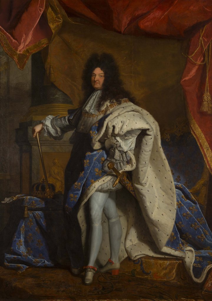 Retrato de corpo inteiro de Luís XIV em trajes de sagração: manto azul bordado de flores-de-lis e forrado de arminho, peruca longa, diante de uma cortina vermelha.