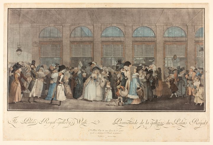 Gravura colorida: uma multidão elegante passeia sob as arcadas da galeria do Palais-Royal, em Paris, com o título da estampa em francês e inglês na margem.